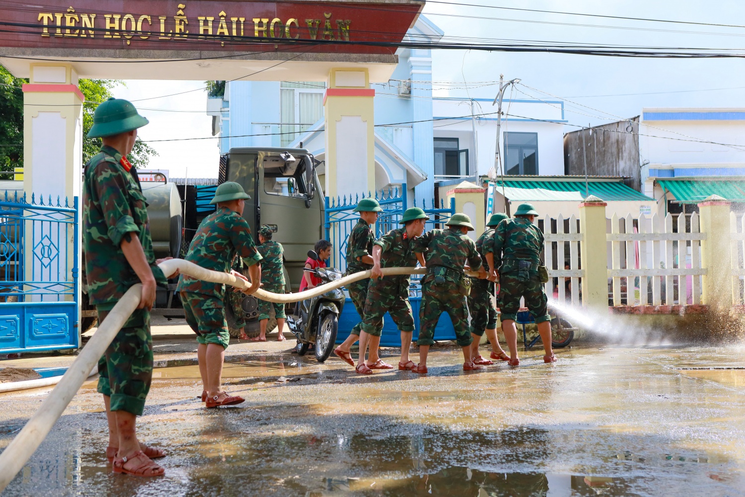 Quảng Ngãi: Trận lũ lịch sử rút, người dân tất bật dọn dẹp bùn non