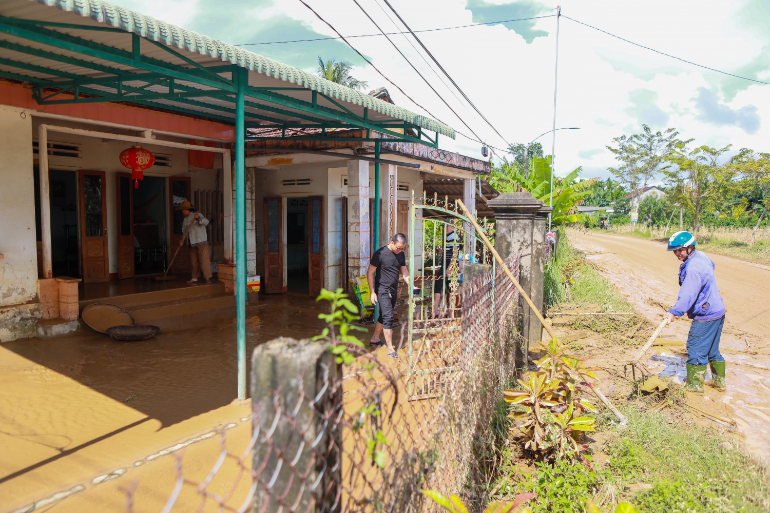 Quảng Ngãi: Trận lũ lịch sử rút, người dân tất bật dọn dẹp bùn non