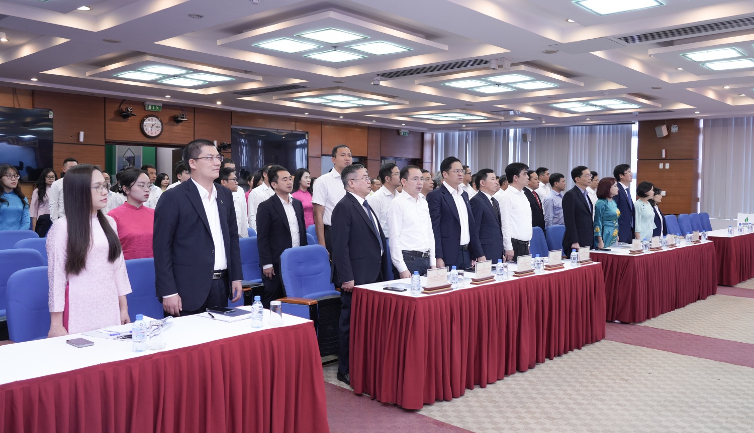 Các đại biểu thực hiện nghi lễ chào cờ