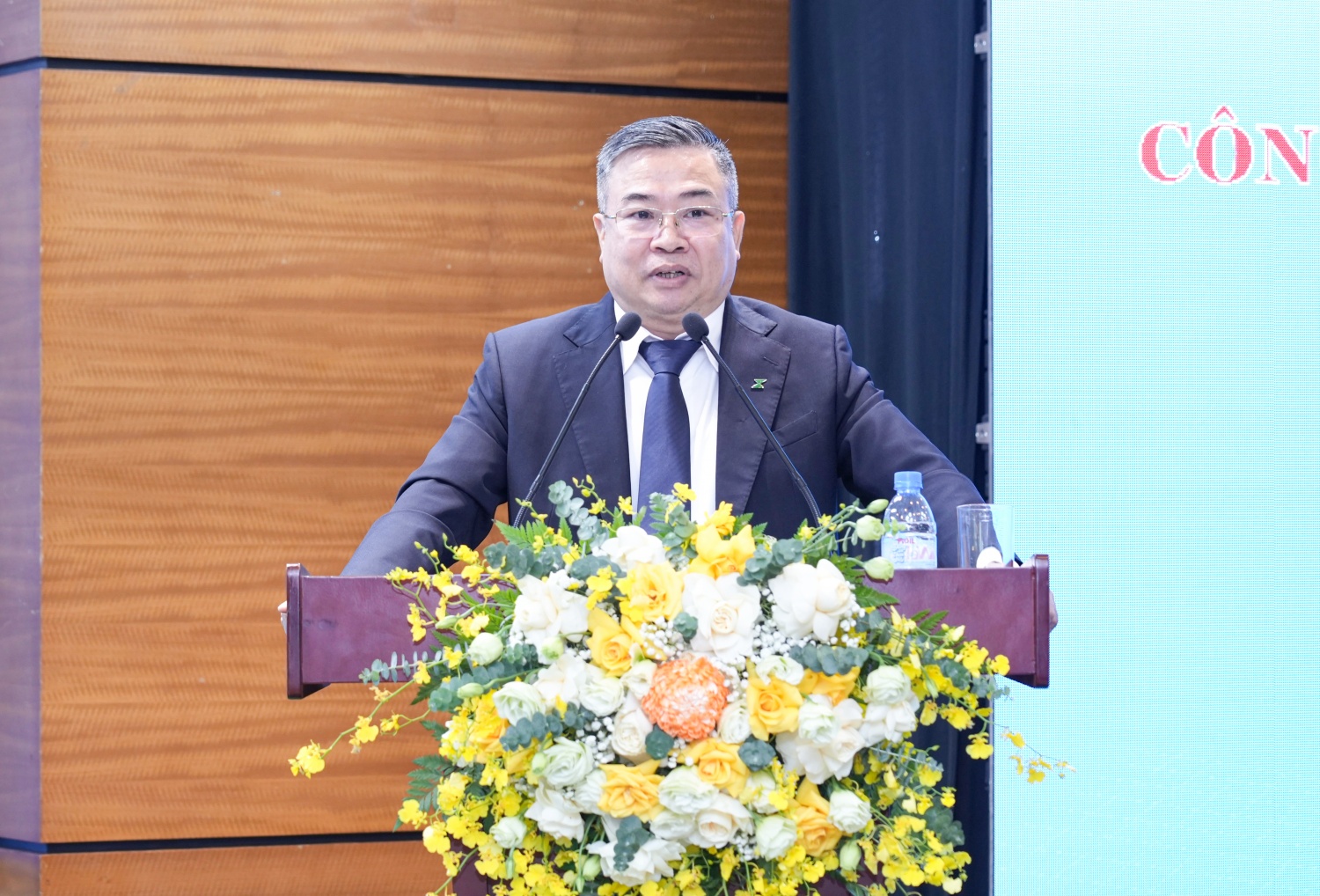 Đồng chí Nguyễn Huy Vượng, Chủ tịch Công đoàn Chi nhánh trình bày báo cáo kết quả thực hiện Nghị quyết Đại hội Công đoàn nhiệm kỳ 2023-2025 và phương hướng nhiệm vụ nhiệm kỳ 2025-2030.