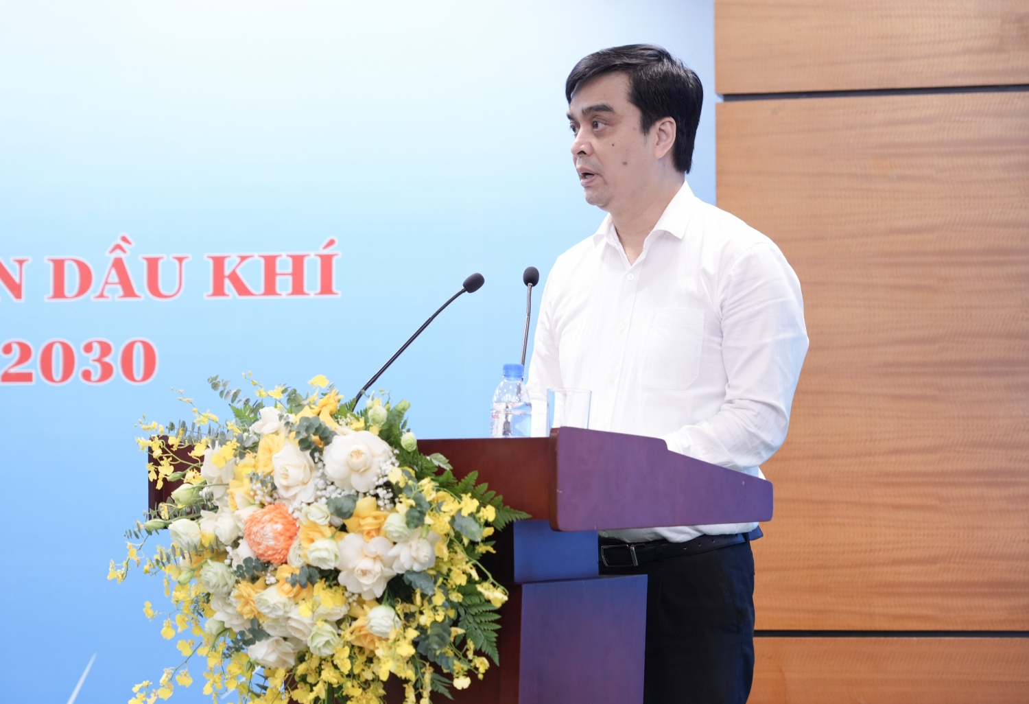 Đồng chí Nguyễn Minh Đạo, Phó Bí thư Đảng uỷ phụ trách Đảng bộ, Giám đốc Chi nhánh phát biểu tại Đại hội