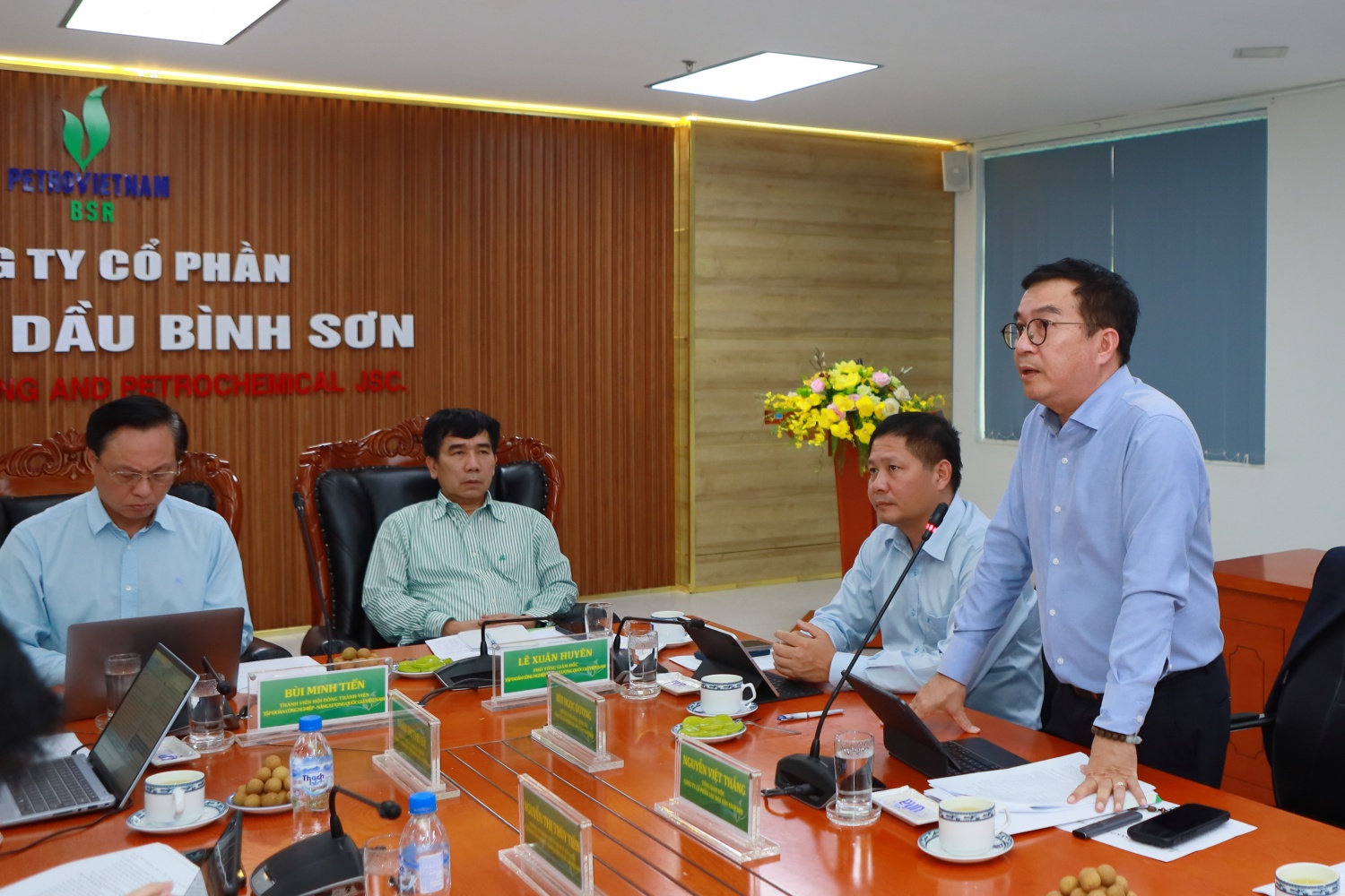 Tổng Giám đốc BSR Nguyễn Việt Thắng báo cáo tình hình sản xuất kinh doanh của BSR từ đầu năm đến nay với nhiều chỉ tiêu vượt kế hoạch đã đề ra