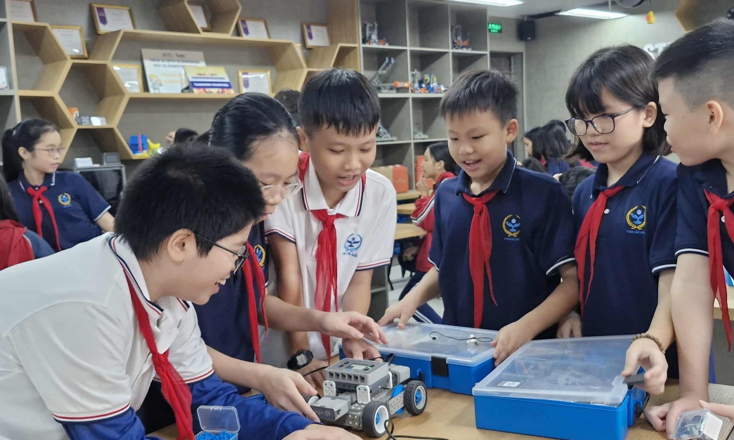 Một giờ học trong “phòng STEM” của học sinh Cầu Giấy