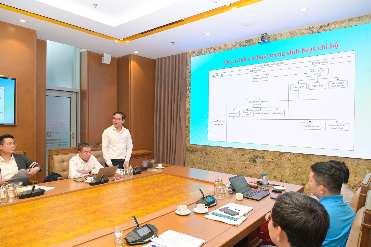 giới thiệu, hướng dẫn đảng viên cài đặt và sử dụng ứng dụng “Sổ tay đảng viên điện tử”, trình bày cụ thể các bước đăng nhập hệ thống, thao tác sử dụng các tính năng chính, cũng như những tiện ích hỗ trợ công tác quản lý, sinh hoạt chi bộ trên nền tảng số. giới thiệu, hướng dẫn đảng viên cài đặt và sử dụng ứng dụng “Sổ tay đảng viên điện tử”, trình bày cụ thể các bước đăng nhập hệ thống, thao tác sử dụng các tính năng chính, cũng như những tiện ích hỗ trợ công tác quản lý, sinh hoạt chi bộ trên nền tảng số.