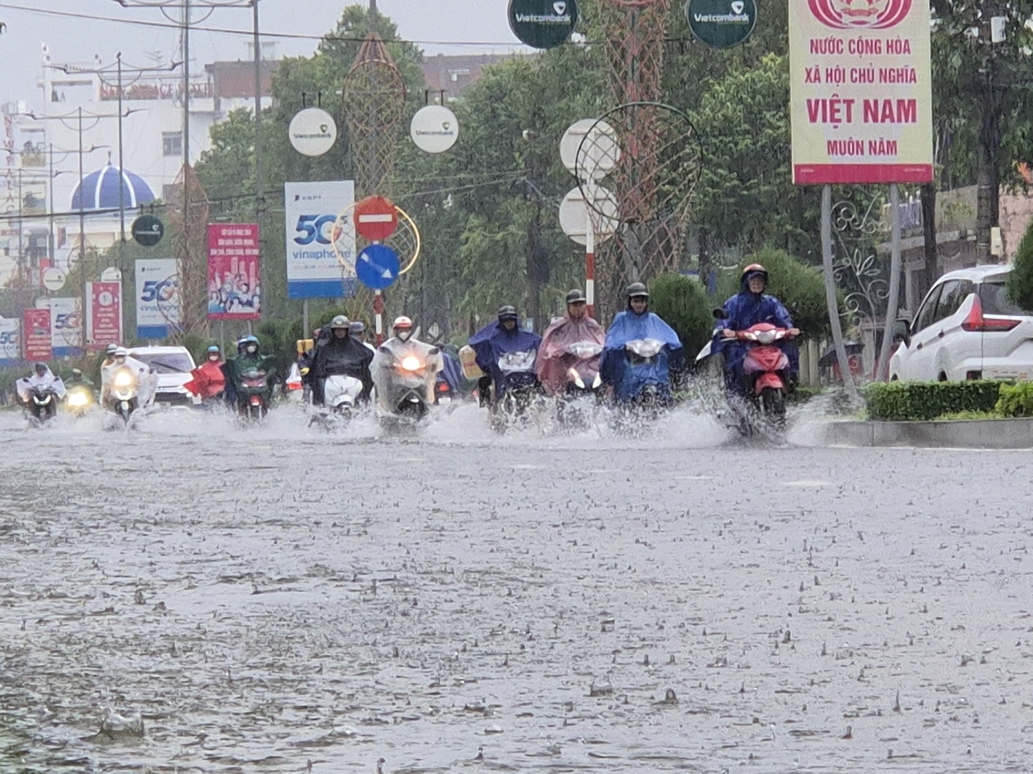 Quảng Ngãi: Mưa lớn tiếp diễn, nguy cơ lũ chồng lũ và sạt lở