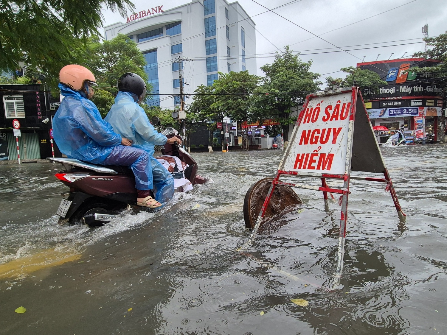 Quảng Ngãi: Mưa lớn tiếp diễn, nguy cơ lũ chồng lũ và sạt lở