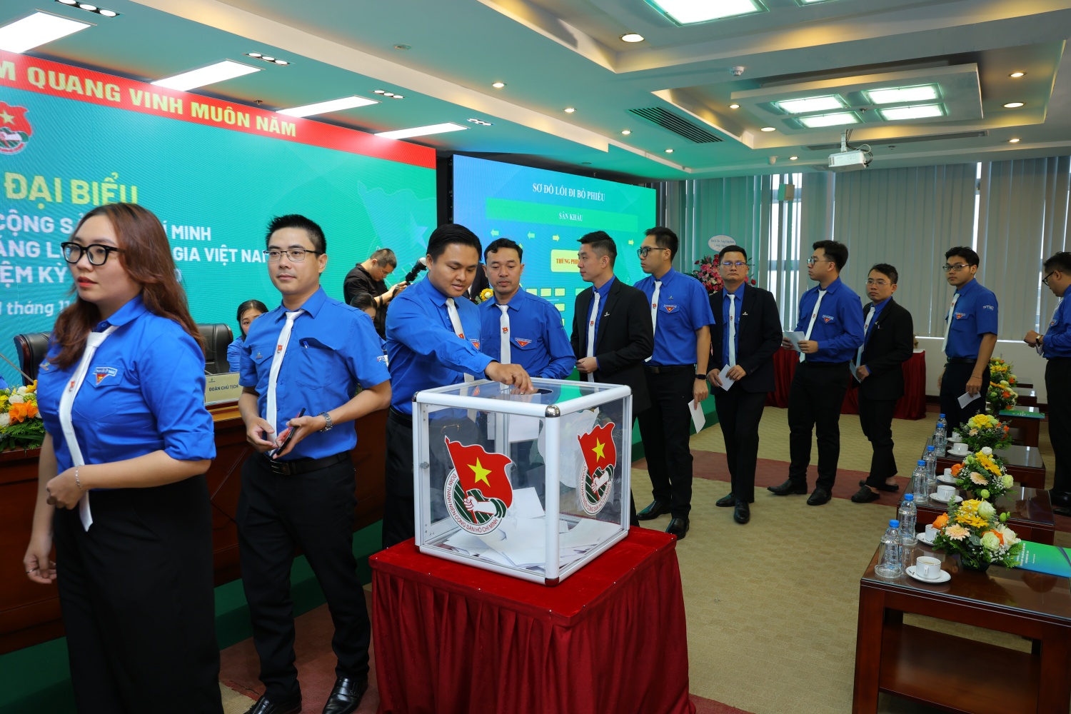 Tuổi trẻ Petrovietnam sẵn sàng là lực lượng mở đường cho hành trình kiến tạo năng lượng quốc gia Tuổi trẻ Petrovietnam sẵn sàng là lực lượng mở đường cho hành trình kiến tạo năng lượng quốc gia