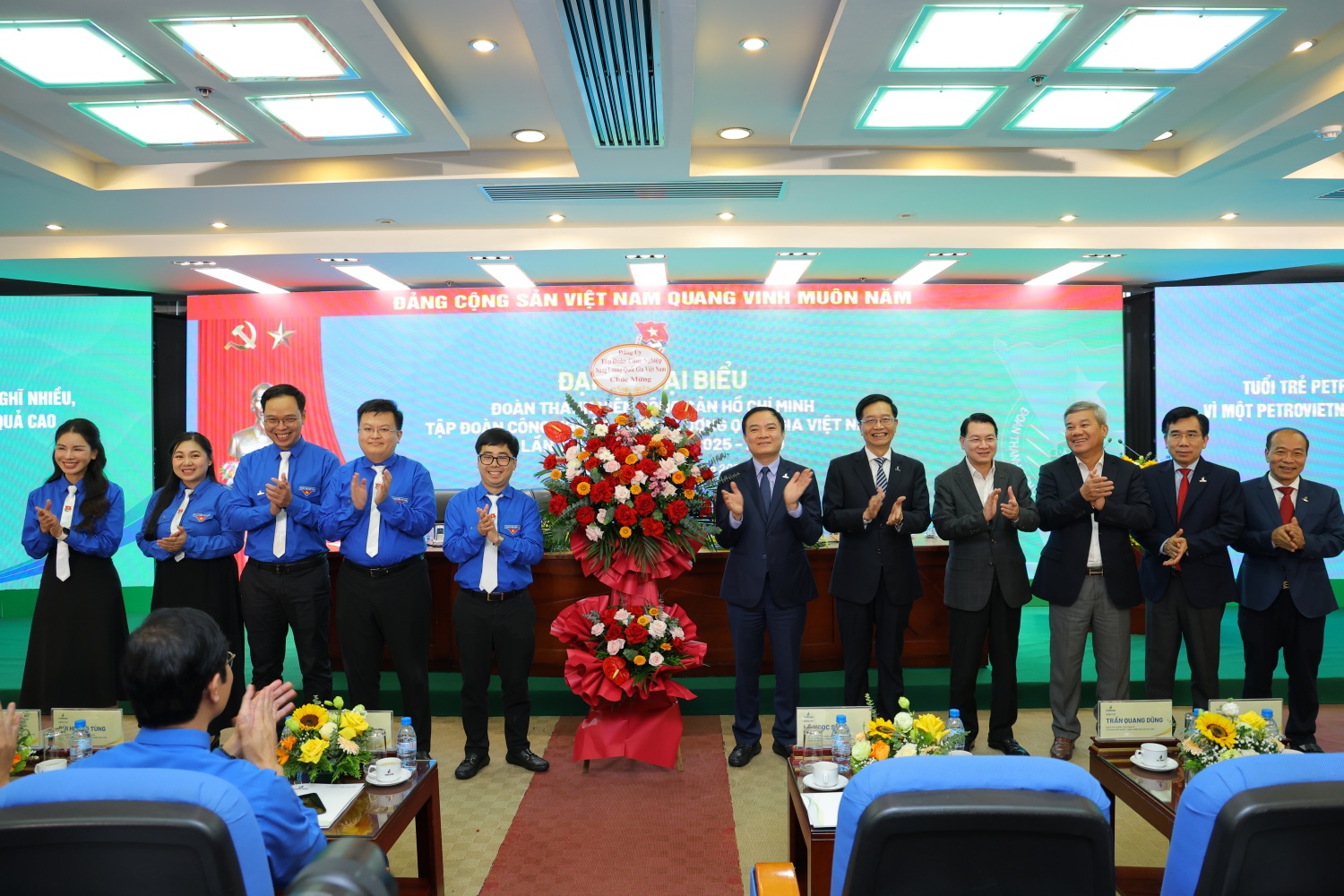 Tuổi trẻ Petrovietnam sẵn sàng là lực lượng mở đường cho hành trình kiến tạo năng lượng quốc gia Tuổi trẻ Petrovietnam sẵn sàng là lực lượng mở đường cho hành trình kiến tạo năng lượng quốc gia