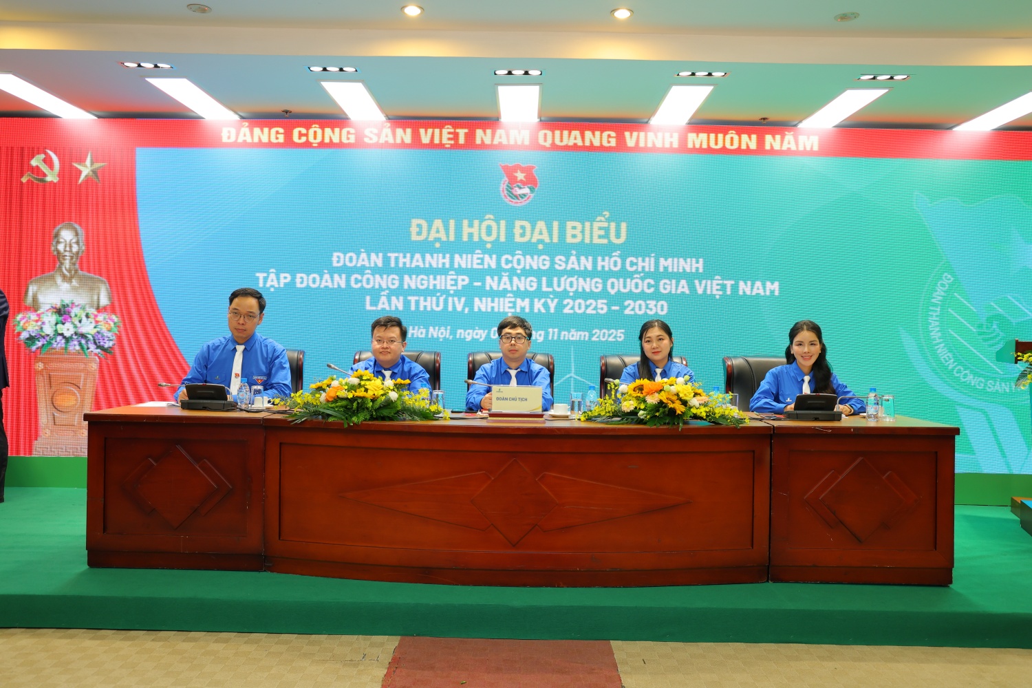 Tuổi trẻ Petrovietnam sẵn sàng là lực lượng mở đường cho hành trình kiến tạo năng lượng quốc gia Tuổi trẻ Petrovietnam sẵn sàng là lực lượng mở đường cho hành trình kiến tạo năng lượng quốc gia