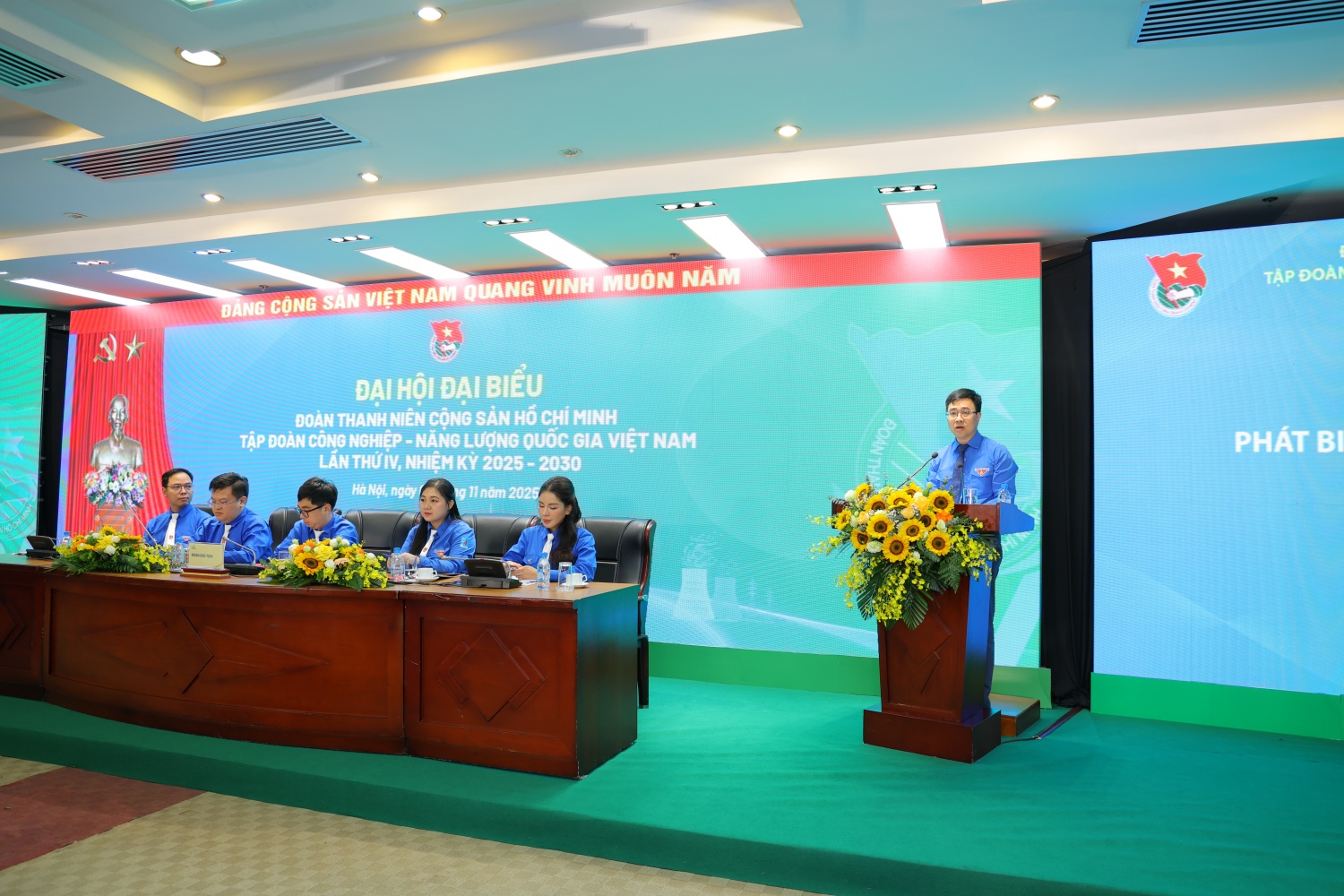 Tuổi trẻ Petrovietnam sẵn sàng là lực lượng mở đường cho hành trình kiến tạo năng lượng quốc gia Tuổi trẻ Petrovietnam sẵn sàng là lực lượng mở đường cho hành trình kiến tạo năng lượng quốc gia