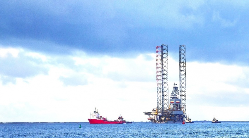 The PV DRILLING IX rig starts her journey to Vietnam