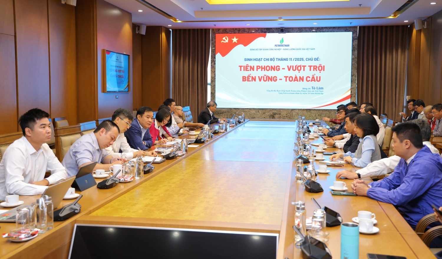 [Chùm ảnh] Đảng bộ BMQL&ĐH Petrovietnam quán triệt tinh thần “Tiên Phong - Vượt trội - Bền vững - Toàn cầu”