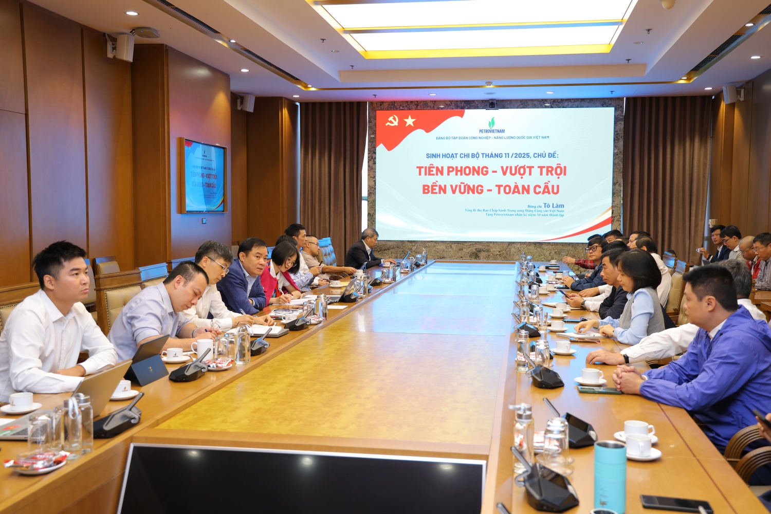 Đồng chí Lê Ngọc Sơn, Phó Bí thư Đảng ủy, Tổng Giám đốc Petrovietnam sinh hoạt tại Chi bộ Thăm dò Khai thác Dầu khí. Đồng chí Lê Ngọc Sơn, Phó Bí thư Đảng ủy, Tổng Giám đốc Petrovietnam sinh hoạt tại Chi bộ Thăm dò Khai thác Dầu khí.