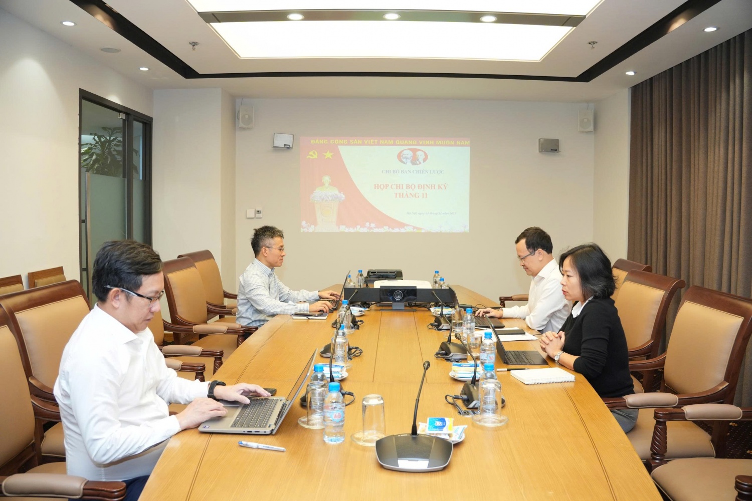 [Chùm ảnh] Đảng bộ BMQL&ĐH Petrovietnam quán triệt tinh thần “Tiên phong - Vượt trội - Bền vững - Toàn cầu”