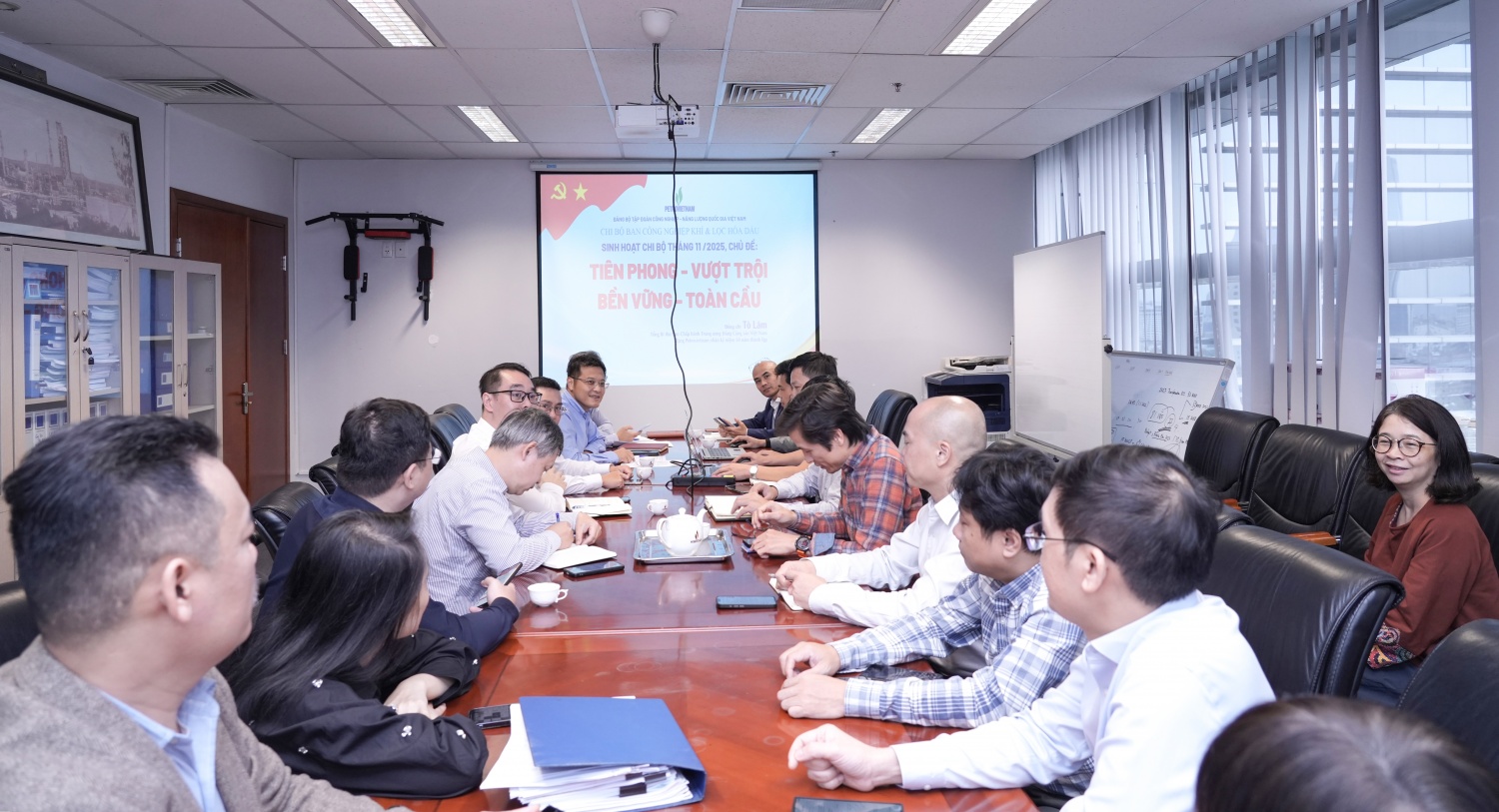 [Chùm ảnh] Đảng bộ BMQL&ĐH Petrovietnam quán triệt tinh thần “Tiên Phong - Vượt trội - Bền vững - Toàn cầu”