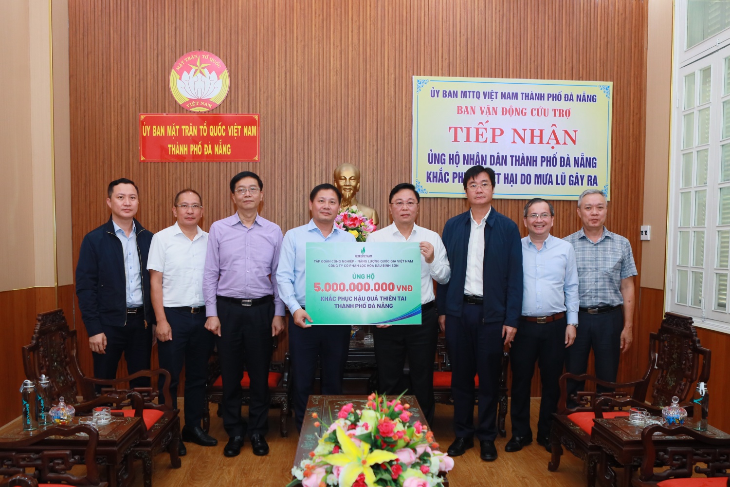 Đại diện Petrovietnam trao số tiền hỗ trợ 5 tỷ đồng cho Ủy ban MTTQ Việt Nam TP Đà Nẵng. Đại diện Petrovietnam trao số tiền hỗ trợ 5 tỷ đồng cho Ủy ban MTTQ Việt Nam TP Đà Nẵng.