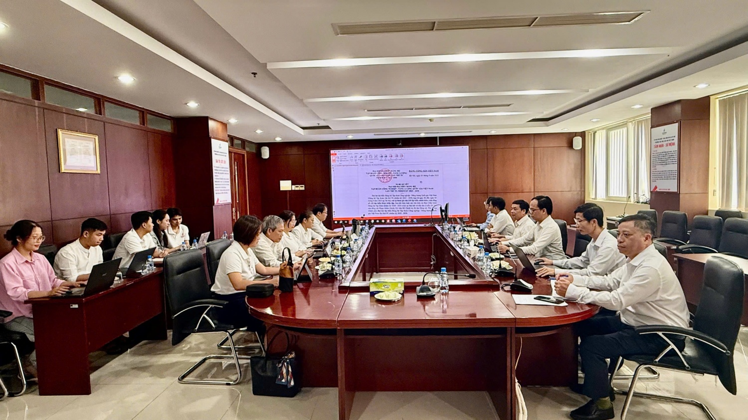 Đảng bộ Nghiên cứu Khoa học và Đào tạo sinh hoạt chi bộ theo chủ đề “Tiên phong - Vượt trội - Bền vững - Toàn cầu”