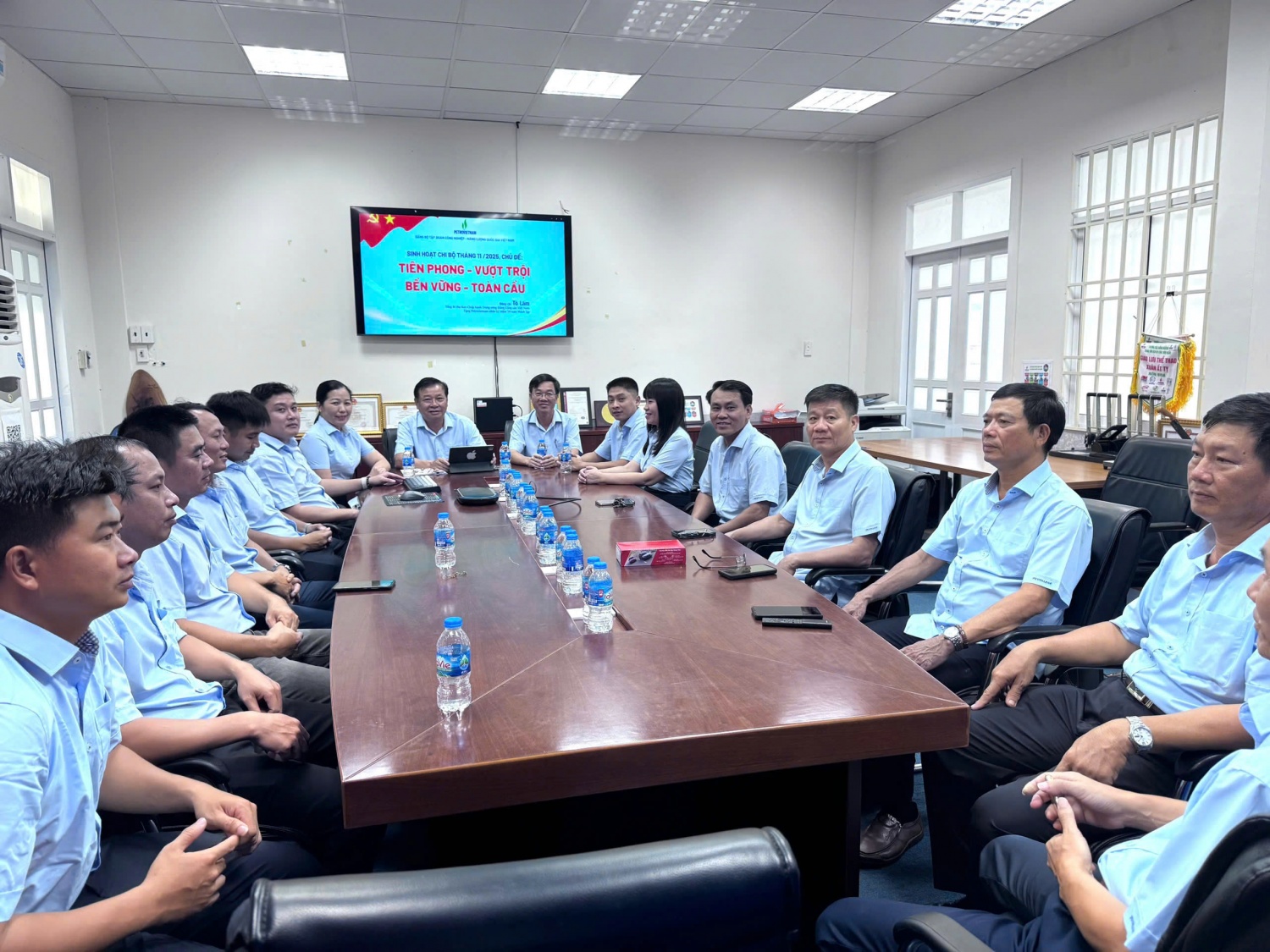 Đảng bộ Nghiên cứu Khoa học và Đào tạo sinh hoạt chi bộ theo chủ đề “Tiên phong - Vượt trội - Bền vững - Toàn cầu”