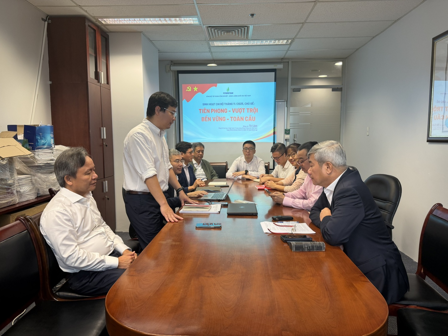 Đồng chí Đỗ Chí Thanh - Uỷ viên BTV, Phó Tổng Giám đốc Tập đoàn sinh hoạt tại Chi bộ Quản lý Đầu tư thuộc Đảng bộ Ban Kinh tế Đầu tư Toàn Đảng bộ Petrovietnam quyết tâm đổi mới, quán triệt tinh thần