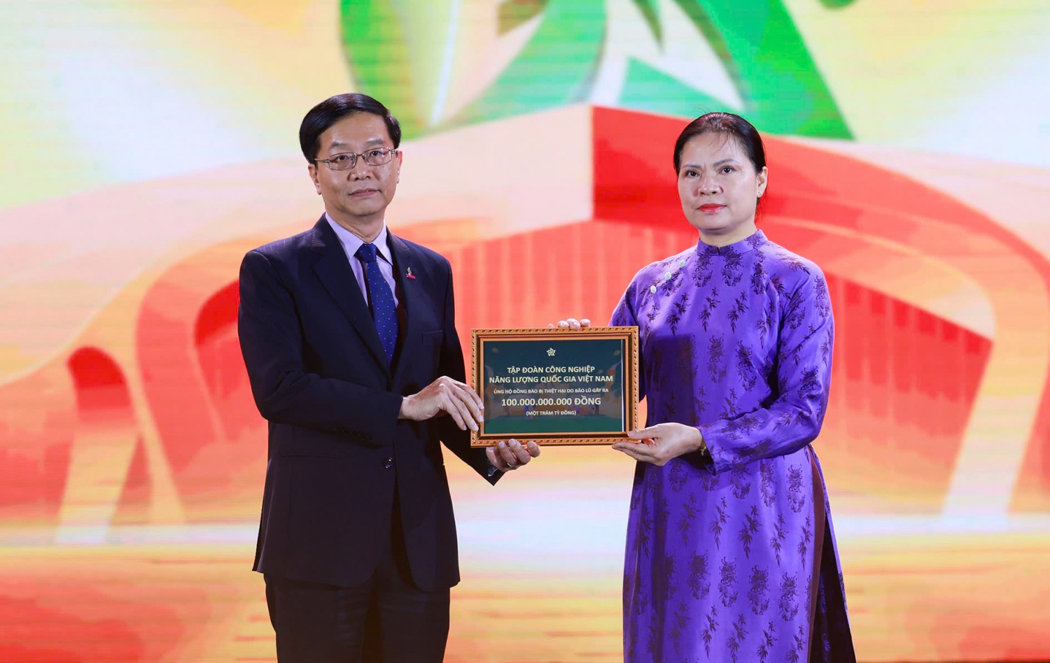 Tại lễ bế mạc Hội chợ mùa Thu lần thứ nhất - 2025, Petrovietnam đã trao ủng hộ đồng bào vùng lũ số tiền 100 tỷ đồng.