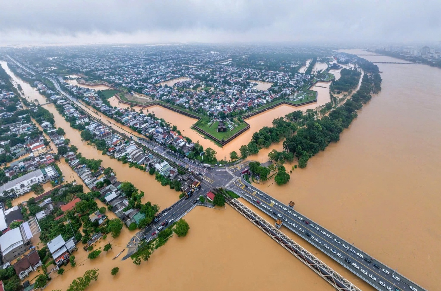 Lý giải nguyên nhân mưa bão dồn dập đổ bộ miền Trung vào cuối năm 2025