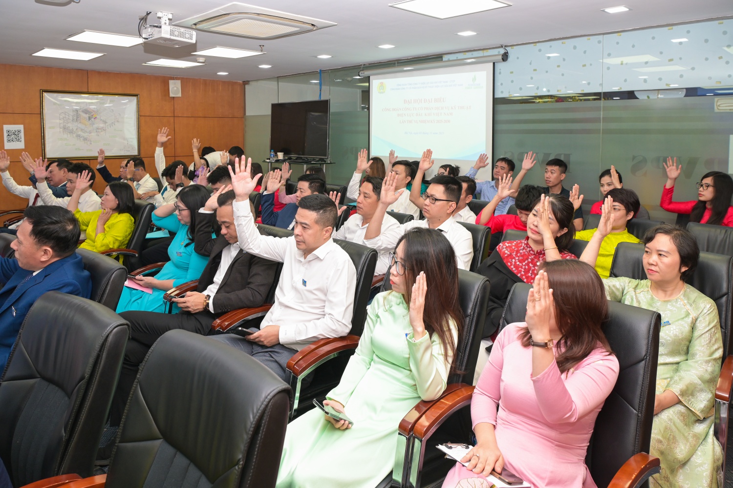 Các đại biểu biểu quyết thông qua các nội dung Đại hội