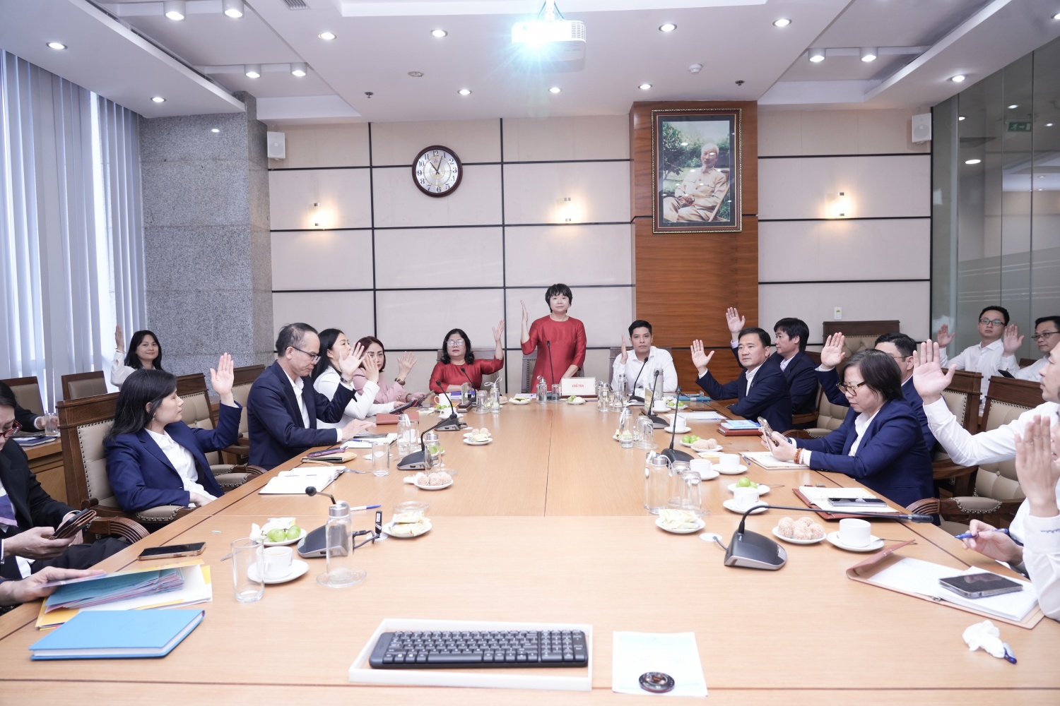 Các đại biểu biểu quyết tại Hội nghị