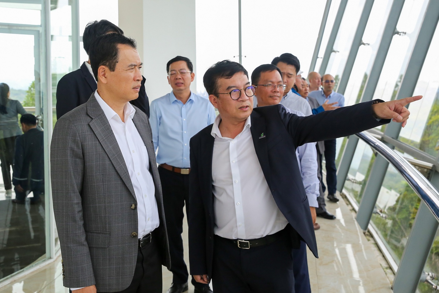 Ông Nguyễn Việt Thắng - Tổng Giám đốc BSR (bên phải) trao đổi, chia sẻ các thông tin về NMLD Dung Quất với Đoàn công tác của Bộ Công Thương Lào. Ông Nguyễn Việt Thắng - Tổng Giám đốc BSR (bên phải) trao đổi, chia sẻ các thông tin về NMLD Dung Quất với Đoàn công tác của Bộ Công Thương Lào.