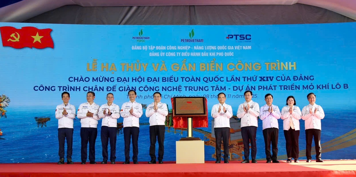 Gắn biển công trình chân đế giàn CPP Lô B chào mừng Đại hội Đảng toàn quốc lần thứ XIV