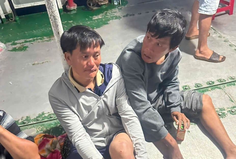 Khen thưởng hai “người hùng” dũng cảm cứu người giữa gió bão ở Lý Sơn