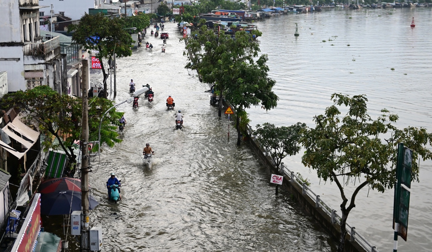 Bão số 14 di chuyển chậm, triều cường ở mức cao
