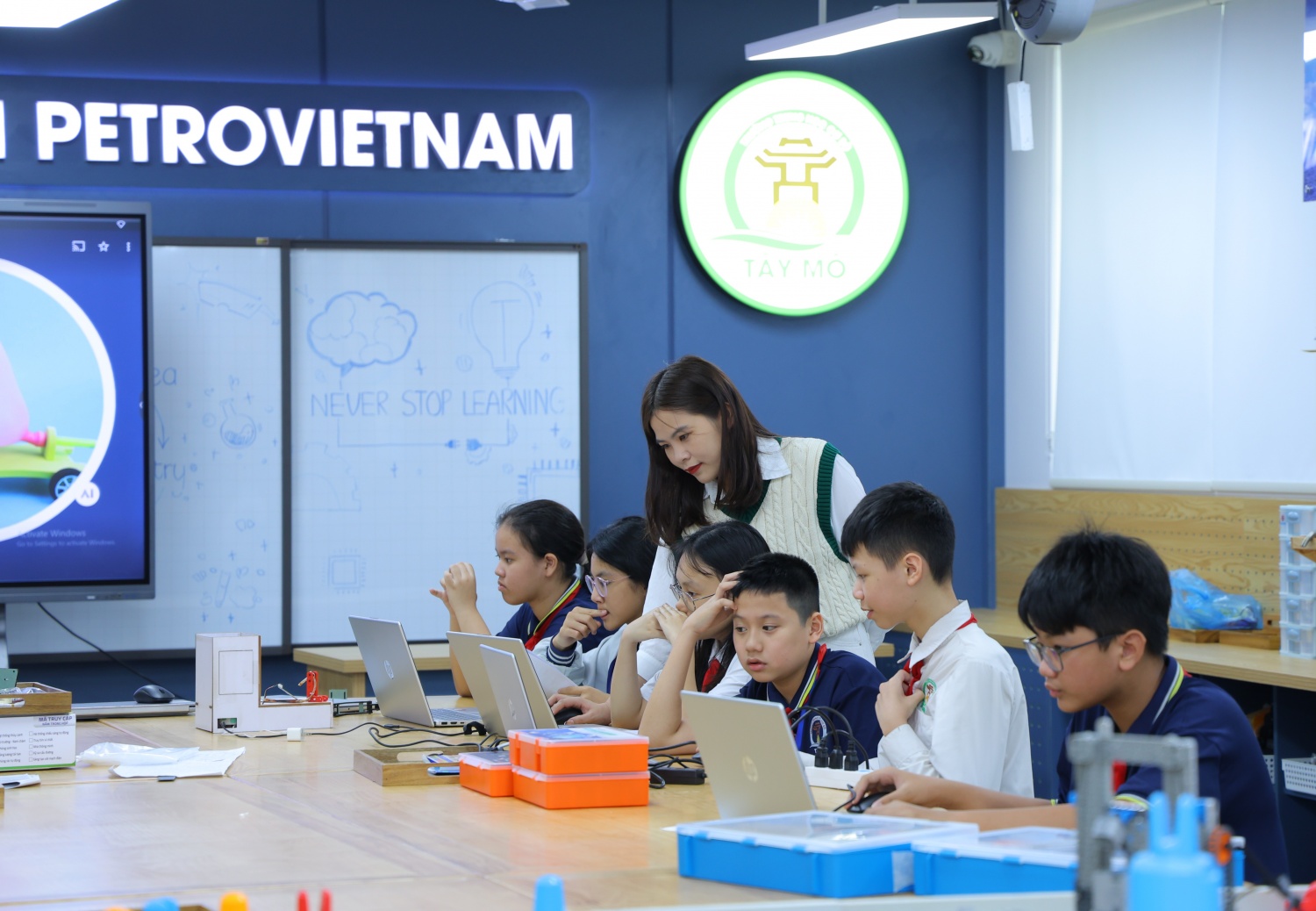 Khi tri thức được thắp sáng từ những phòng STEM Khi tri thức được thắp sáng từ những phòng STEM