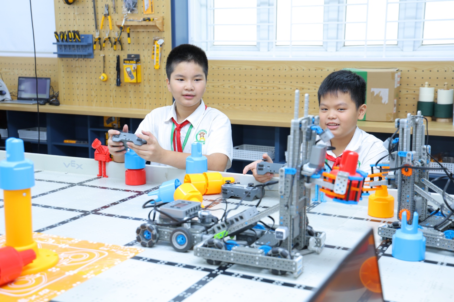 Khi tri thức được thắp sáng từ những phòng STEM Khi tri thức được thắp sáng từ những phòng STEM