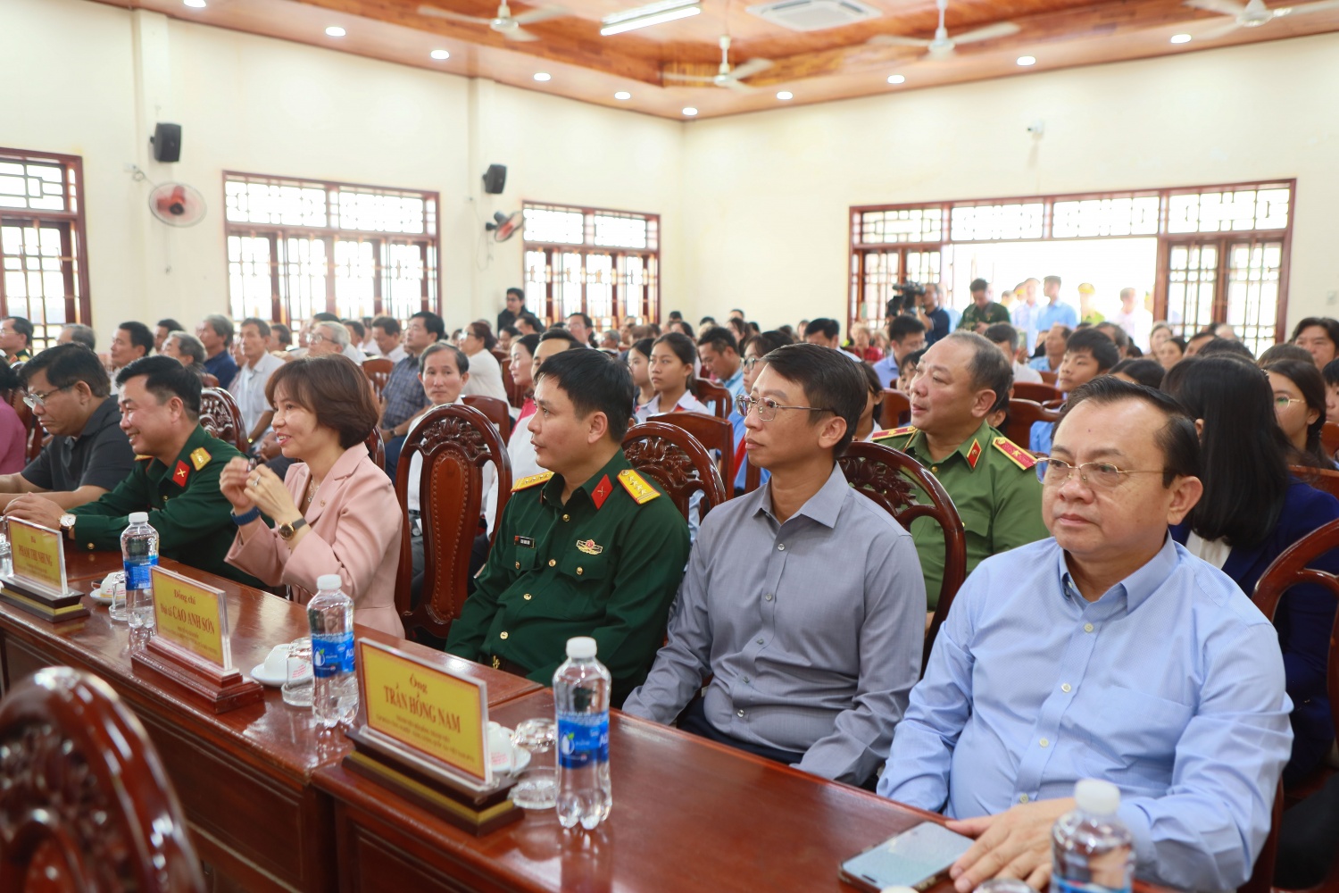 Đại diện Petrovietnam ông Trần Hồng Nam – Thành viên HĐTV Tập đoàn tham dự Ngày hội Đại đoàn kết toàn dân tộc năm 2025 tại khu dân cư Thắng Kiên, xã Đề Gi.