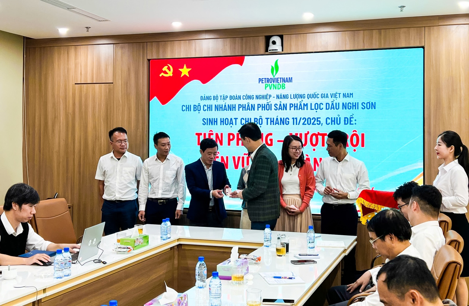 Đồng chí Nguyễn Duyên Cường - Bí thư Chi bộ, Giám đốc Chi nhánh phát thẻ đảng cho các đồng chí đảng viên thuộc Chi bộ đã được đổi Thẻ đảng.