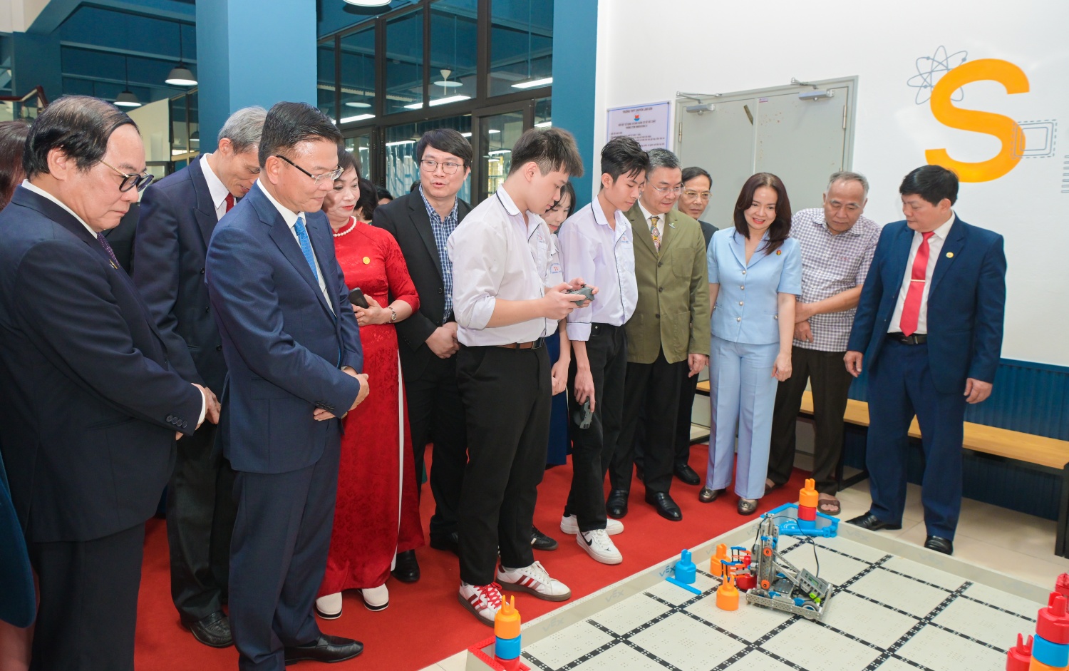 [Chùm ảnh] Petrovietnam khánh thành hai phòng thực hành STEM tại Thanh Hóa