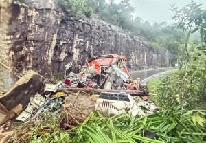 Khánh Hòa: Sạt lở, đất đá đè bẹp xe khách, nhiều người thương vong