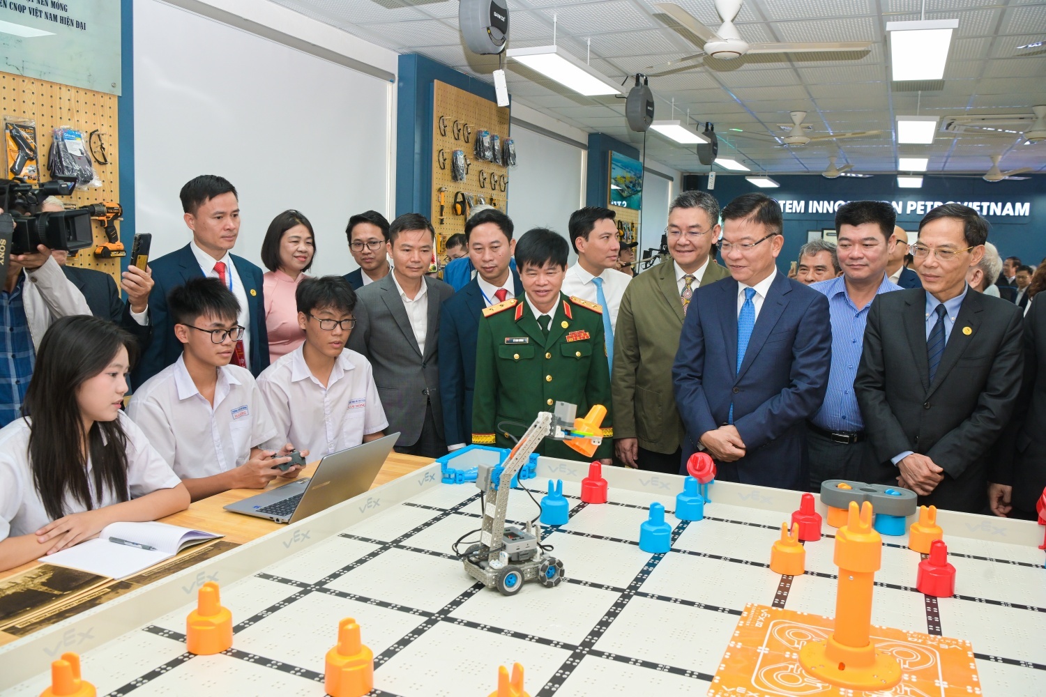STEM Innovation Petrovietnam: Kiến tạo hạ tầng tri thức cho quốc gia STEM Innovation Petrovietnam: Kiến tạo hạ tầng tri thức cho quốc gia
