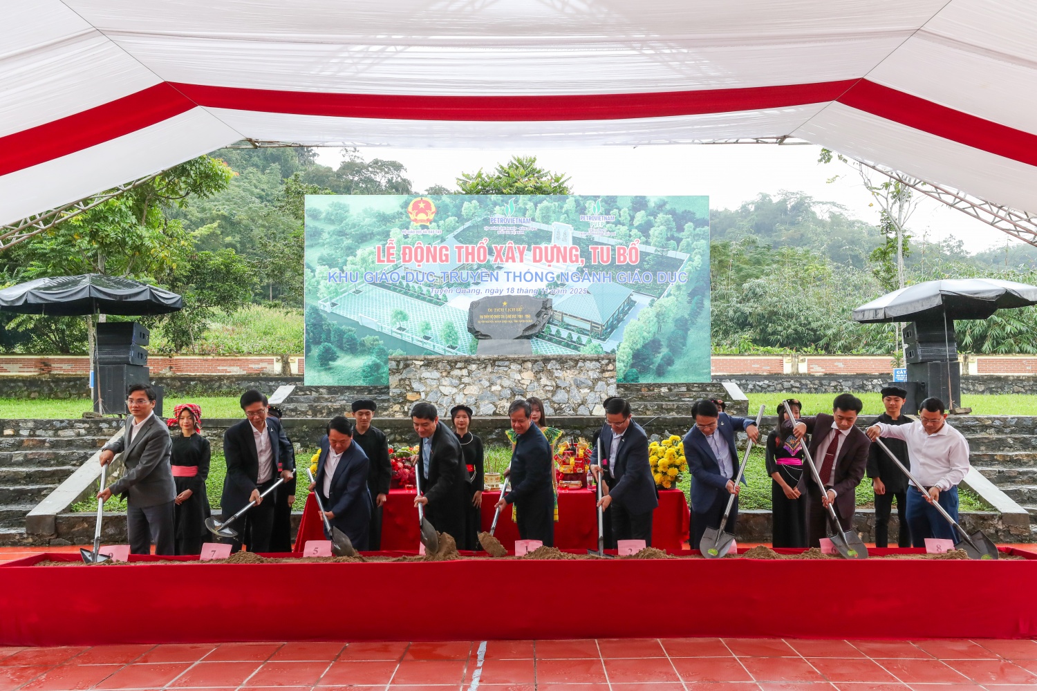 Lễ khởi công xây dựng, tu bổ Khu giáo dục truyền thống ngành Giáo dục tại Tuyên Quang Lễ khởi công xây dựng, tu bổ Khu giáo dục truyền thống ngành Giáo dục tại Tuyên Quang