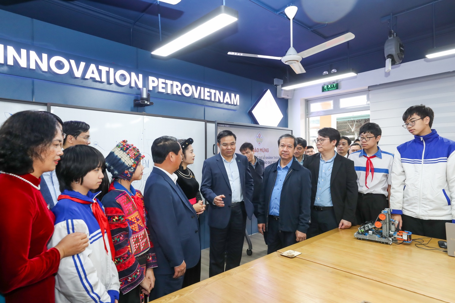 [Chùm ảnh] Một bước tiến đầy tự hào: Khánh thành Phòng STEM tại Tuyên Quang
