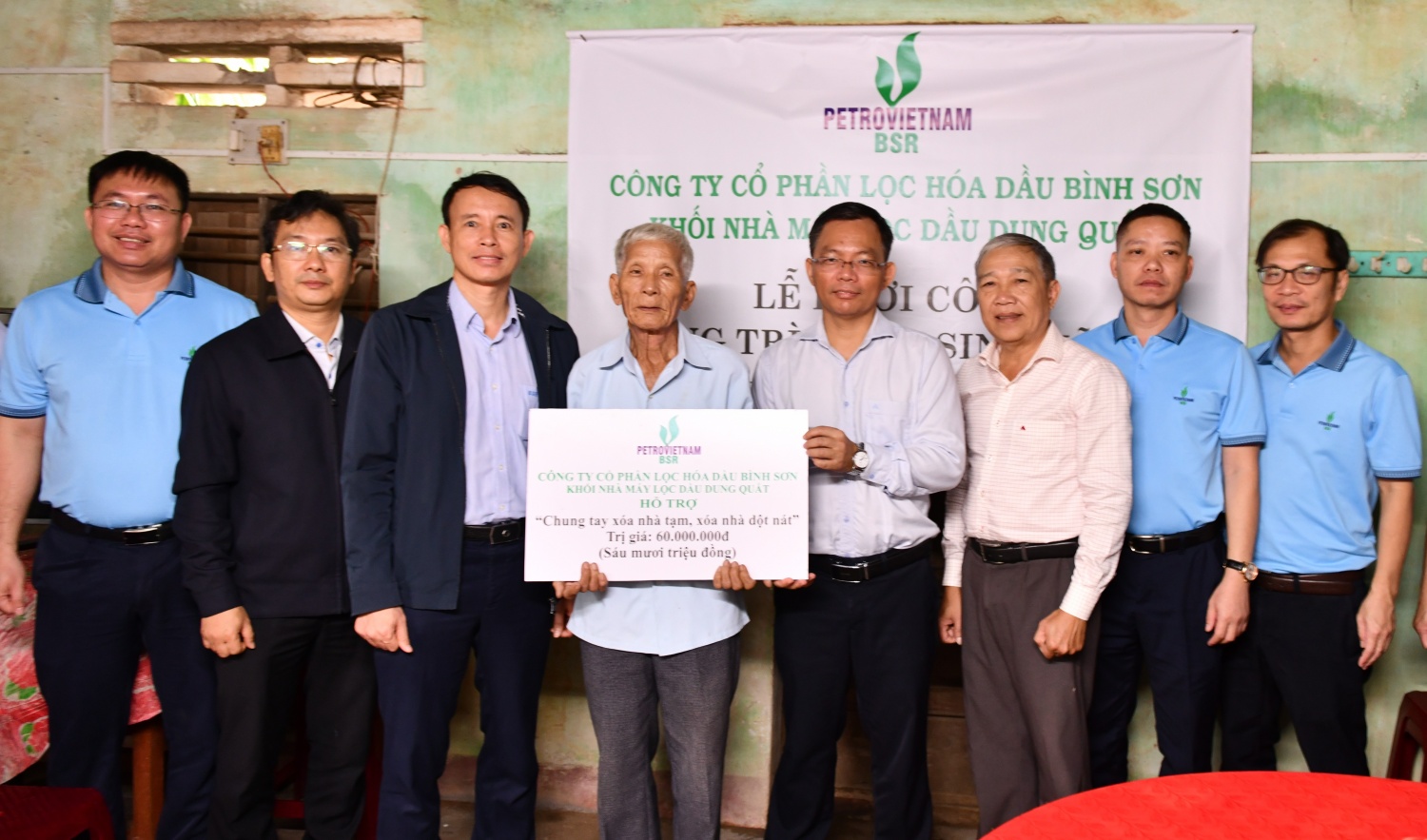 Đại diện BSR trao hỗ trợ 60 triệu đồng cho gia đình ông Huỳnh Kiễn để sửa chữa căn nhà