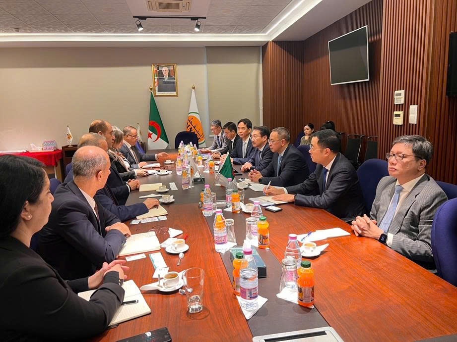 Toàn cảnh buổi làm việc giữa Petrovietnam và ALNAFT tại trụ sở ALNAFT Toàn cảnh buổi làm việc giữa Petrovietnam và ALNAFT tại trụ sở ALNAFT