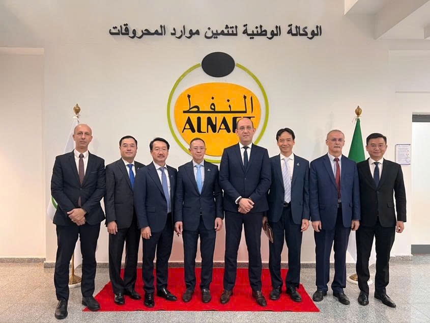 Lãnh đạo hai Bên tặng quà và chụp ảnh lưu niệm Lãnh đạo hai Bên tặng quà và chụp ảnh lưu niệm