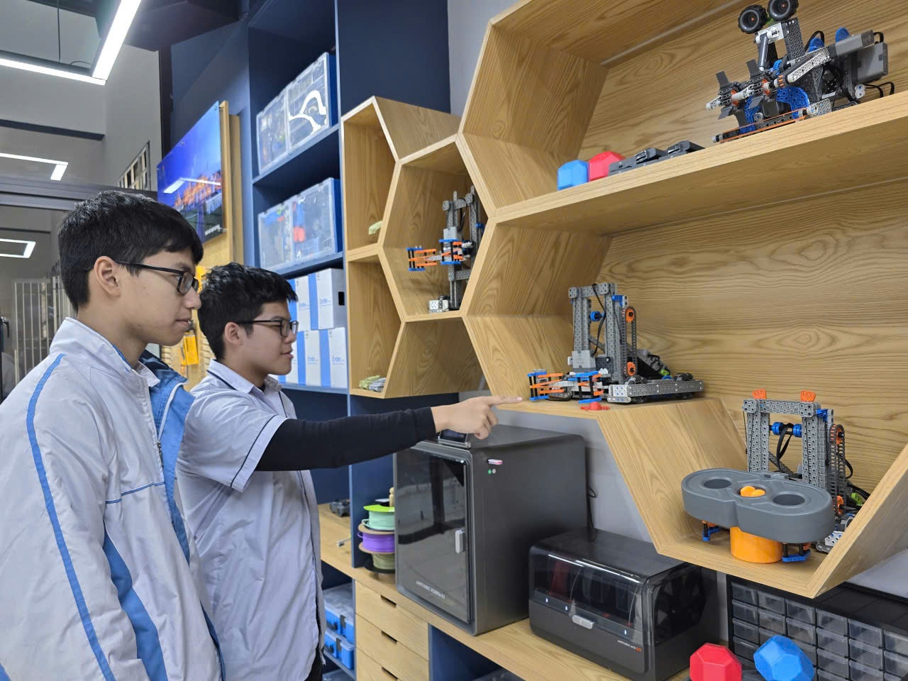 Học sinh THPT chuyên Lam Sơn chủ động “mở khóa” phòng STEM Học sinh Trường THPT chuyên Lam Sơn chủ động “mở khóa” phòng STEM