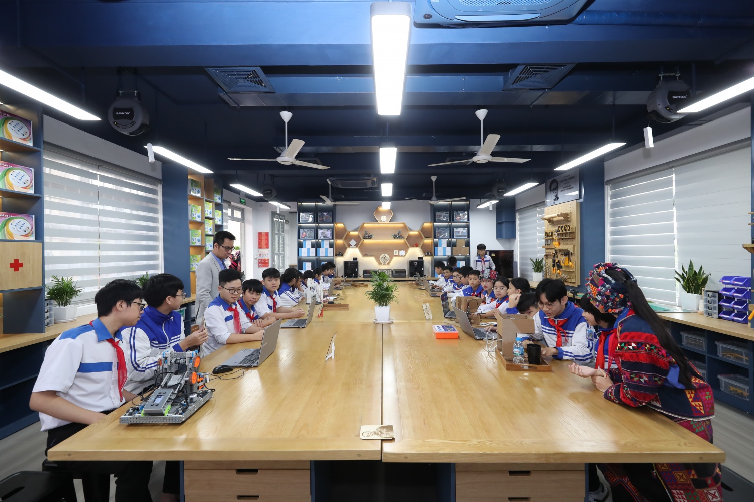 Chương trình “STEM Innovation Petrovietnam” là dự án giáo dục quy mô lớn nhằm cụ thể hóa chủ trương đổi mới sáng tạo của Bộ Chính trị, nâng cấp hạ tầng giáo dục và đào tạo thế hệ trẻ làm chủ khoa học – công nghệ. Chương trình “STEM Innovation Petrovietnam” là dự án giáo dục quy mô lớn nhằm cụ thể hóa chủ trương đổi mới sáng tạo của Bộ Chính trị, nâng cấp hạ tầng giáo dục và đào tạo thế hệ trẻ làm chủ khoa học – công nghệ.