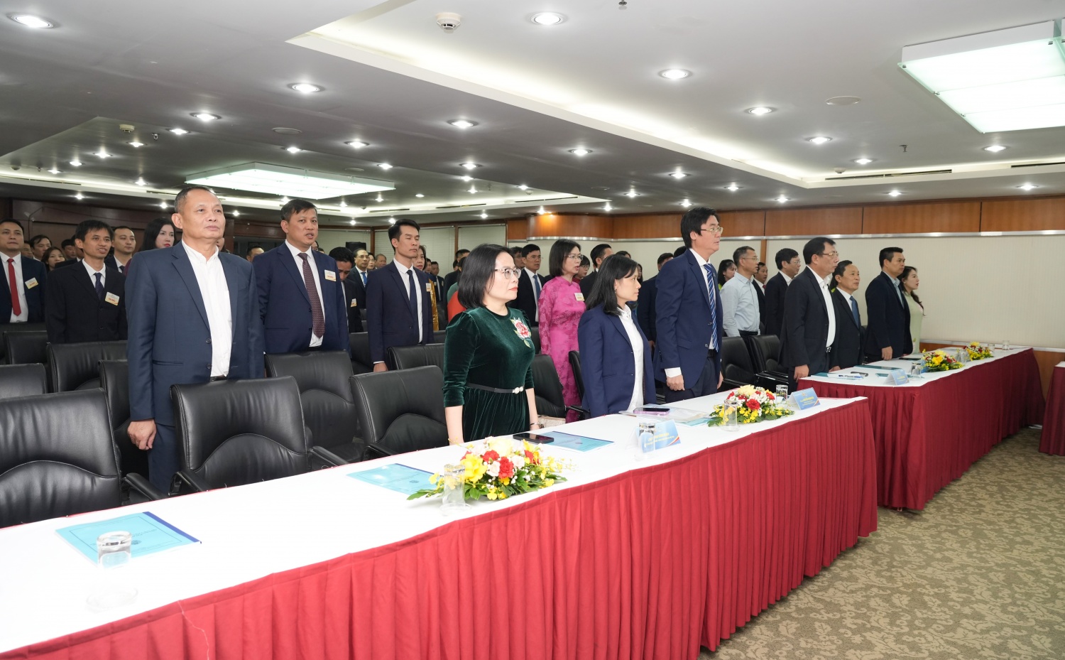 Các đại biểu thực hiện nghi thức chào cờ