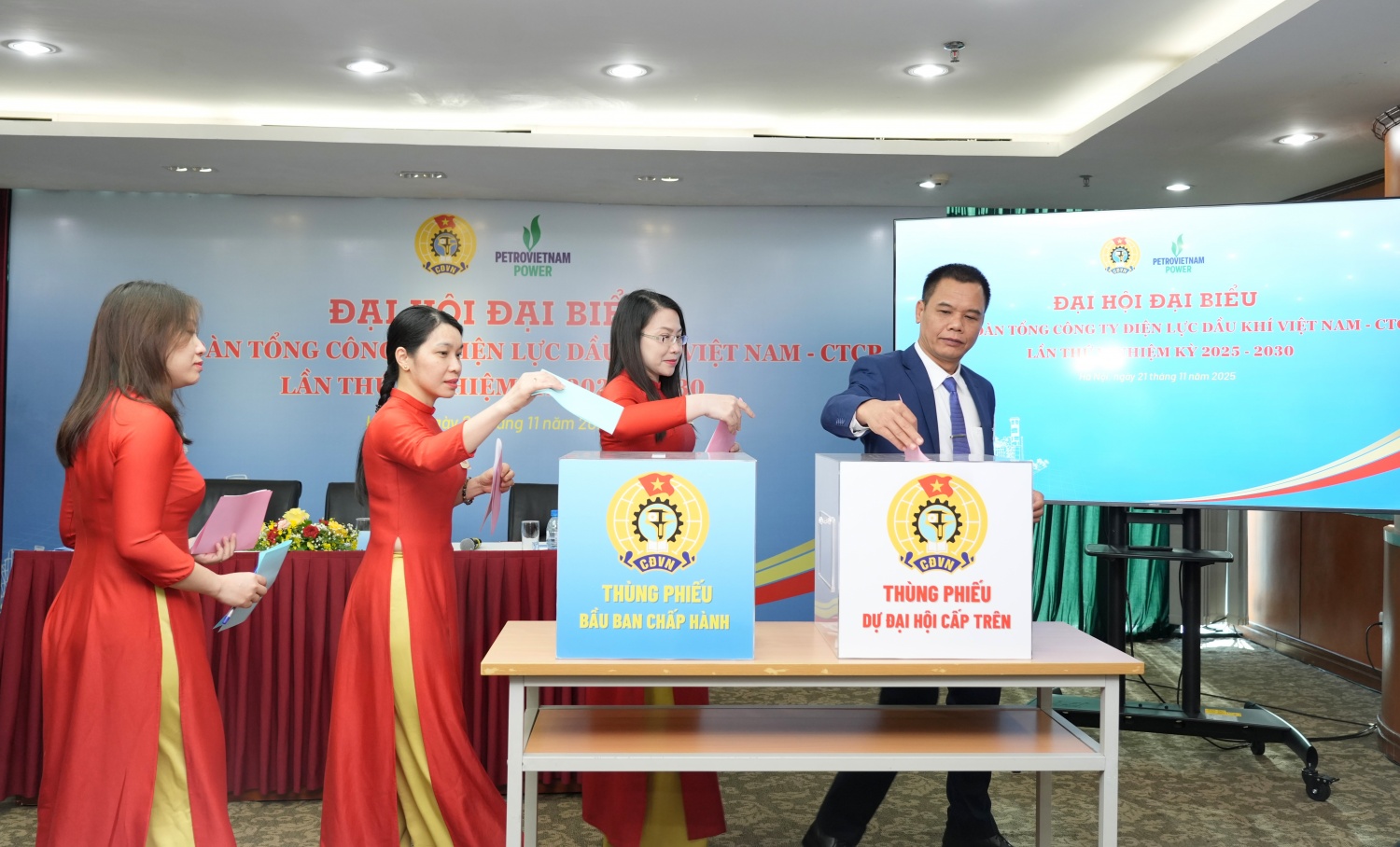 Các đại biểu bỏ phiếu bầu cử tại Đại hội.