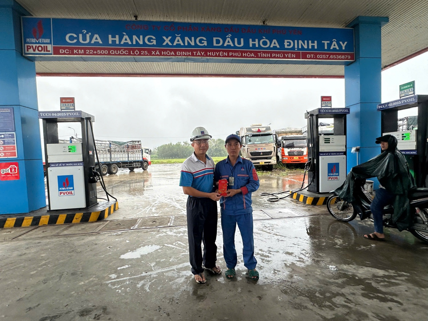 Nhân viên PVOIL dũng cảm cứu người trong cơn lũ dữ ở Đắk Lắk Nhân viên PVOIL dũng cảm cứu người trong cơn lũ dữ ở Đắk Lắk