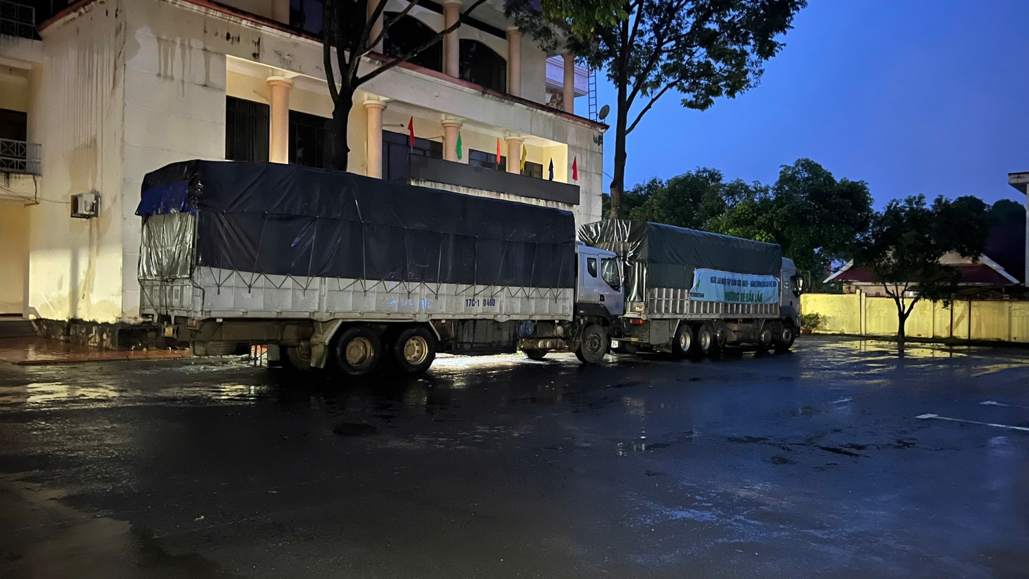 Đoàn xe vận chuyển các nhu yếu phẩm hỗ trợ người dân tỉnh Đắk Lắk đã đến nơi tiếp nhận và đã nhanh chóng vận chuyển đưa đến người dân đang bị ảnh hưởng. Đoàn xe vận chuyển các nhu yếu phẩm hỗ trợ người dân tỉnh Đắk Lắk đã đến nơi tiếp nhận và đã nhanh chóng vận chuyển đưa đến người dân đang bị ảnh hưởng.