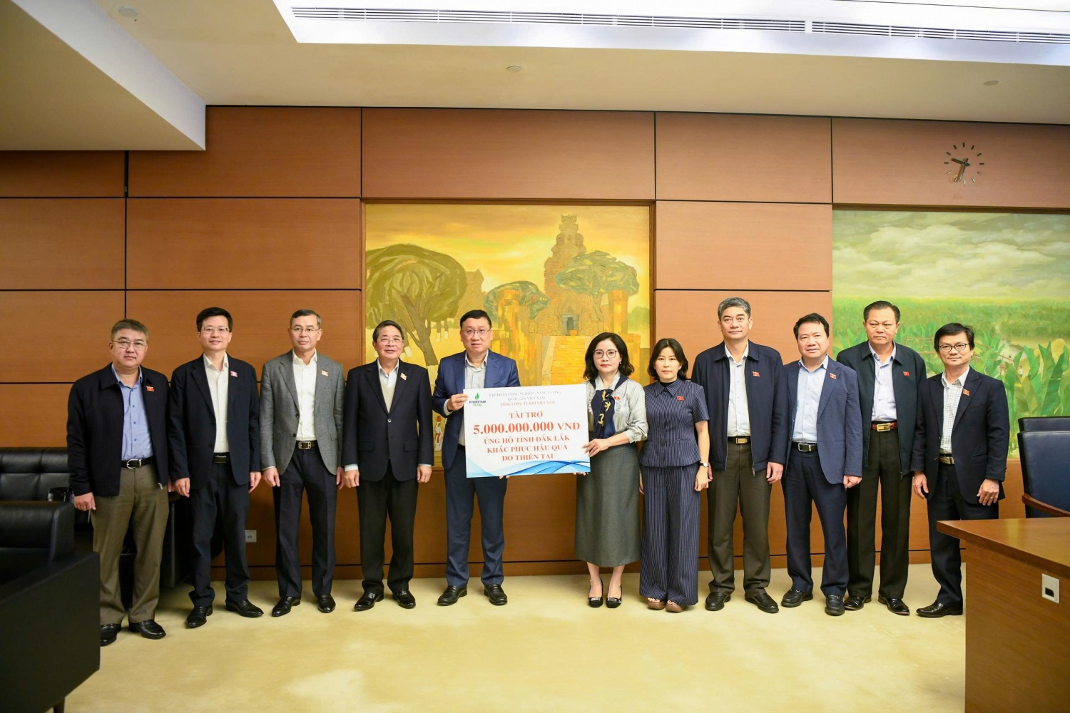 Ông Nguyễn Công Luận – Phó Tổng Giám đốc đại diện PV GAS trao tặng 5 tỷ đồng cho tỉnh Đắk Lắk Ông Nguyễn Công Luận – Phó Tổng Giám đốc đại diện PV GAS trao tặng 5 tỷ đồng cho tỉnh Đắk Lắk